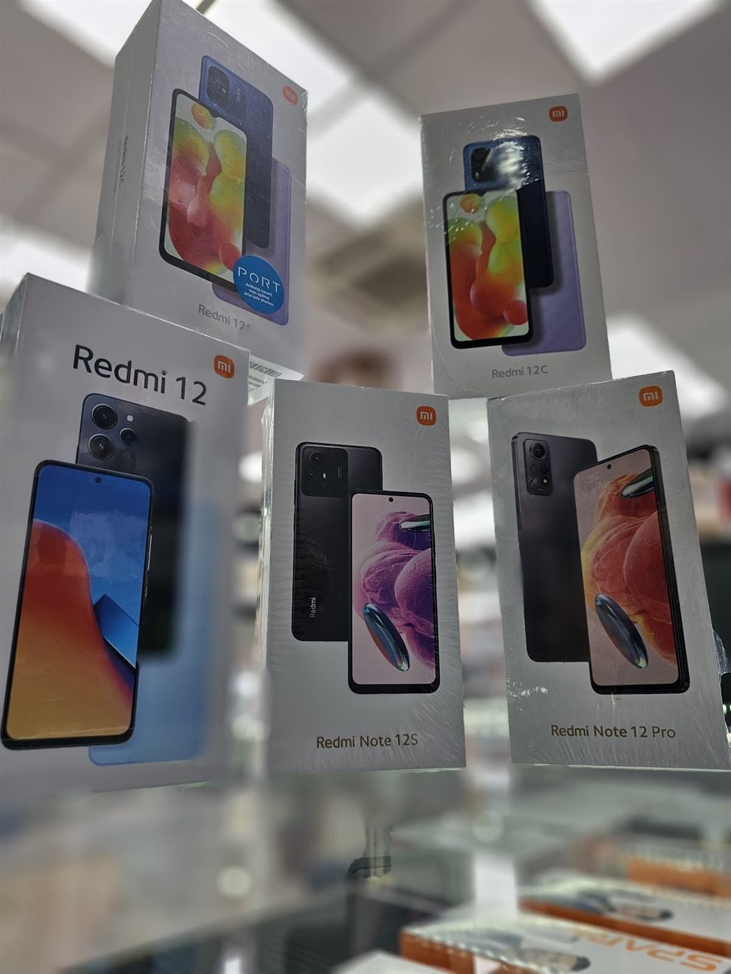 Vitrinde Xiaomi Redmi modelleri